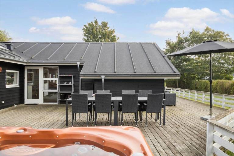 Vacation home with patio, BBQ & sauna — photo 3