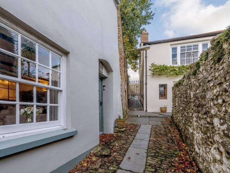 Cottage with yard in Bideford