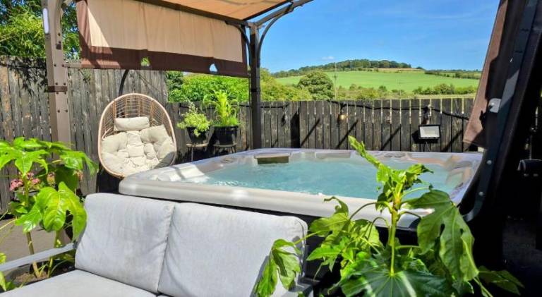 The Green Monkey Lux Suite at The Grumpy Schnauzer B&B Private Hot Tub Gym Breakfast Stunning