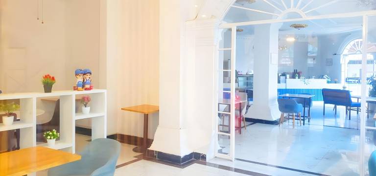 Rental apartment with hot tub, pool & yard | Close to Wat Phnom | Water view | Perfect for remote work — photo 5
