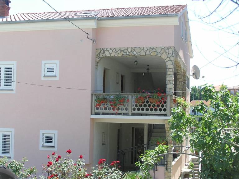 Rental apartment with barbeque & patio in Crikvenica