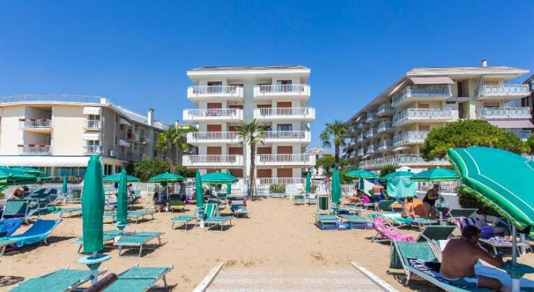 Beautiful holiday apartment with patio & pool | Beach nearby | Pets are welcome — photo 3