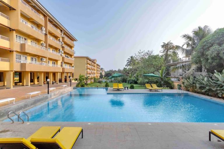 1BHK w Balcony and Pool 5 mins to Candolim Beach