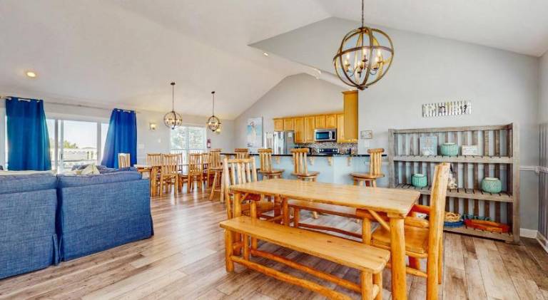 Vacation home with hot tub & pool | Next to the beach | Pet-friendly — photo 3