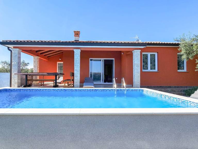 Vacation home with private pool, BBQ & patio | Dogs allowed — photo 2