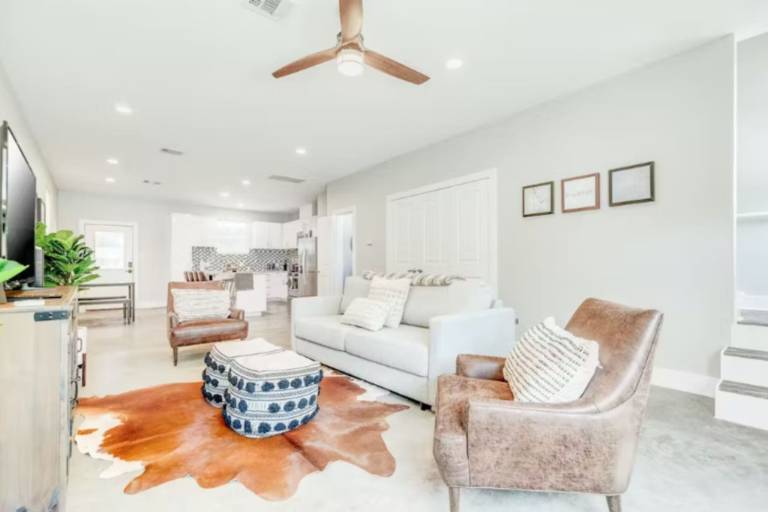 Stylish 3BR Townhome Near Downtown & The Heights