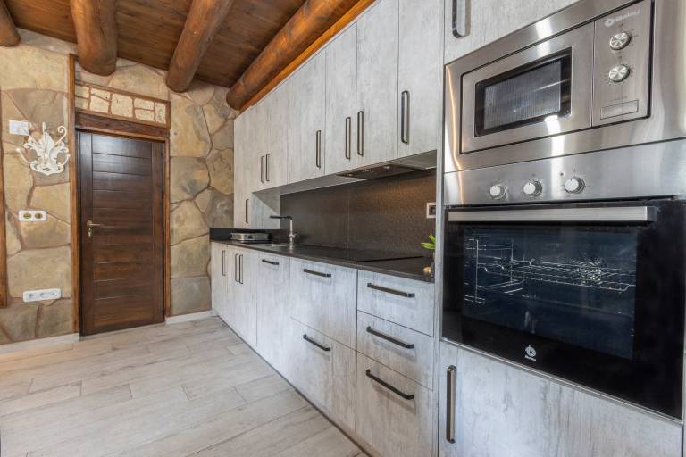 Fully equipped nice house with terrace, yard & fast internet | Mountain view | Pets allowed — photo 5