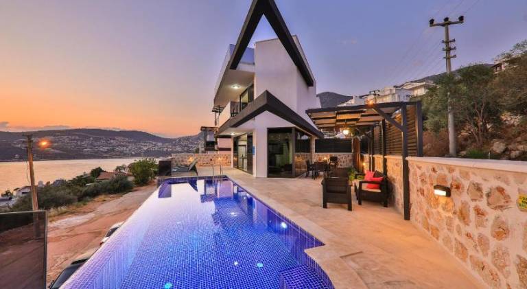 Villa with grill, yard & hot tub in Antalya