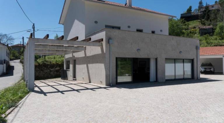 House with yard, patio & BBQ | Pet-friendly in Viseu