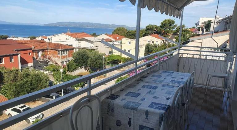 Holiday apartment with patio in Tucepi
