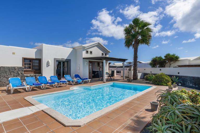 Vacation home with fast internet, terrace & private pool | Mountain view in Yaiza