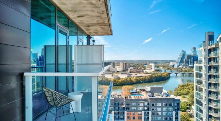 Upscale Rainey St Condo Homes - Peloton, gym, rooftop pool, wifi included in Austin, TX
