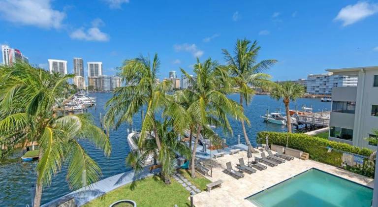 Waterfront Luxe Condo - Close to beach in Aventura, FL