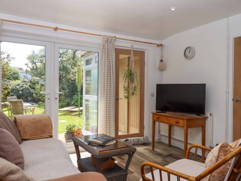 Family-oriented lovely cottage with yard & jacuzzi | Beach view | Pets are welcome — photo 4