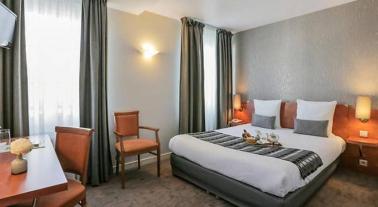 Logis Hotel Le Pelican & son restaurant in Saumur