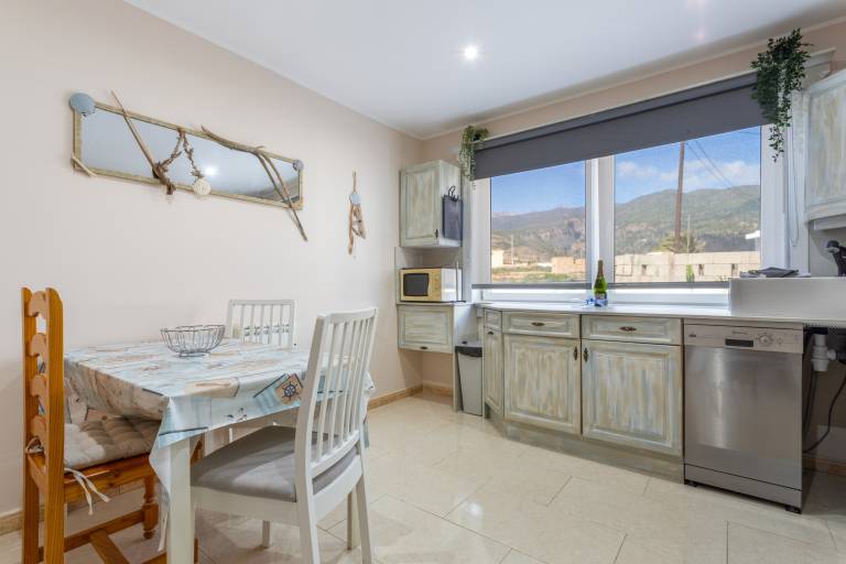 Fully equipped beautiful apartment with terrace & hot tub | Mountain view | Pet-friendly — photo 5