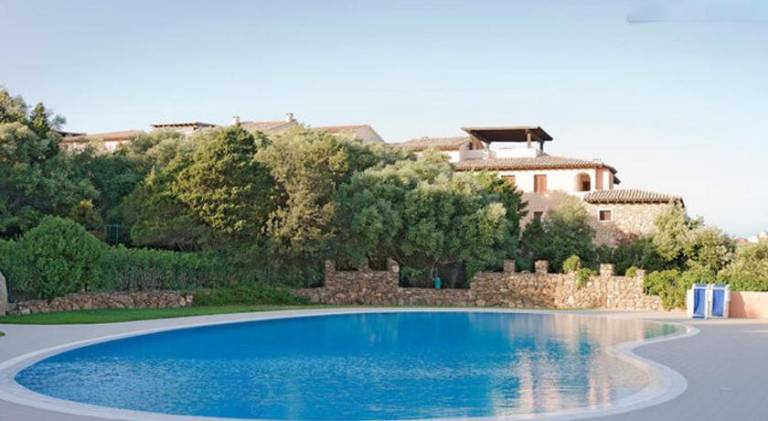 Holiday apartment with patio, pool & garden — photo 3