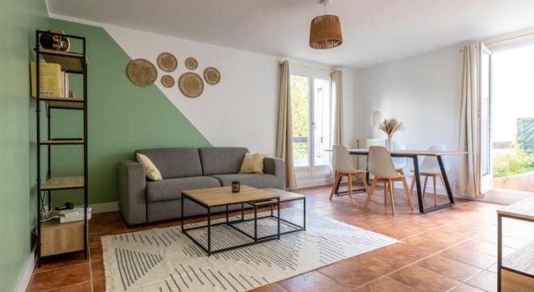Apartment with private pool & patio in Lisses