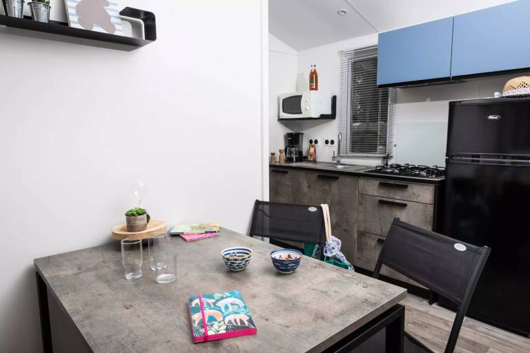 Campsite Domaine des Salins - Mobile home Grand Confort 24m² / 2 bedrooms covered terrace 4 people — photo 3