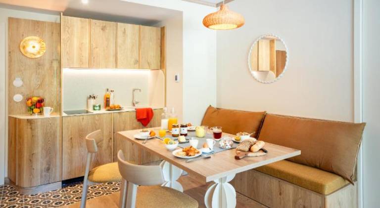 Serviced apartment with garden, pool & terrace — photo 4