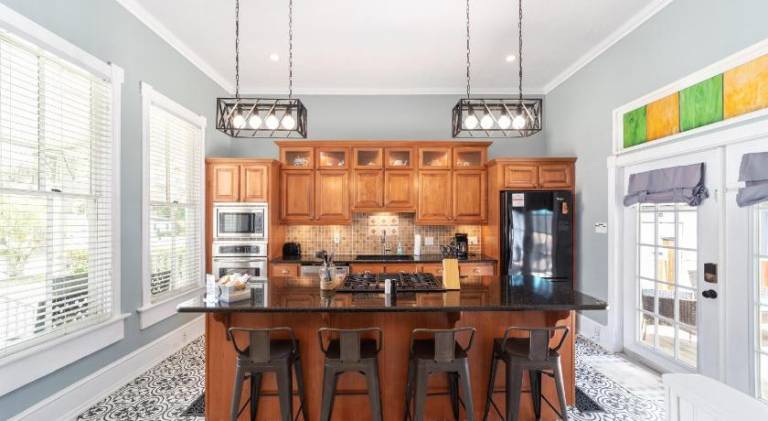 Martin A -Private historic district apt with pool-suite A — photo 4