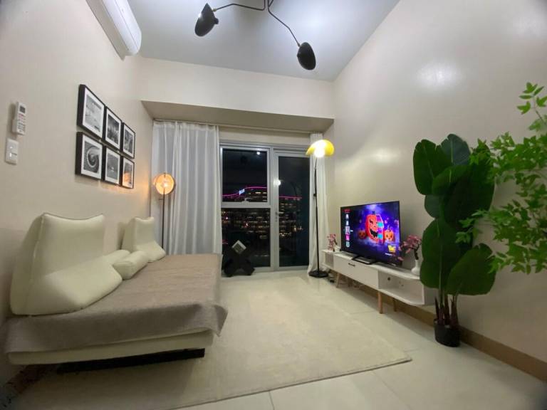 Vacation home with pool, hot tub & garden | Water view | Good for workation in Makati