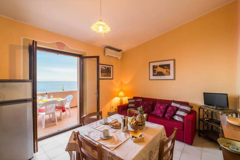 Children-friendly rental apartment with patio & yard | Sea view | Beach nearby | Pets are welcome — photo 3