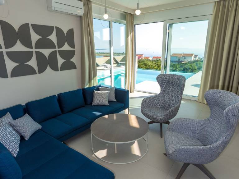 Fully equipped spacious vacation home with BBQ, yard & private pool | Pets are welcome — photo 4