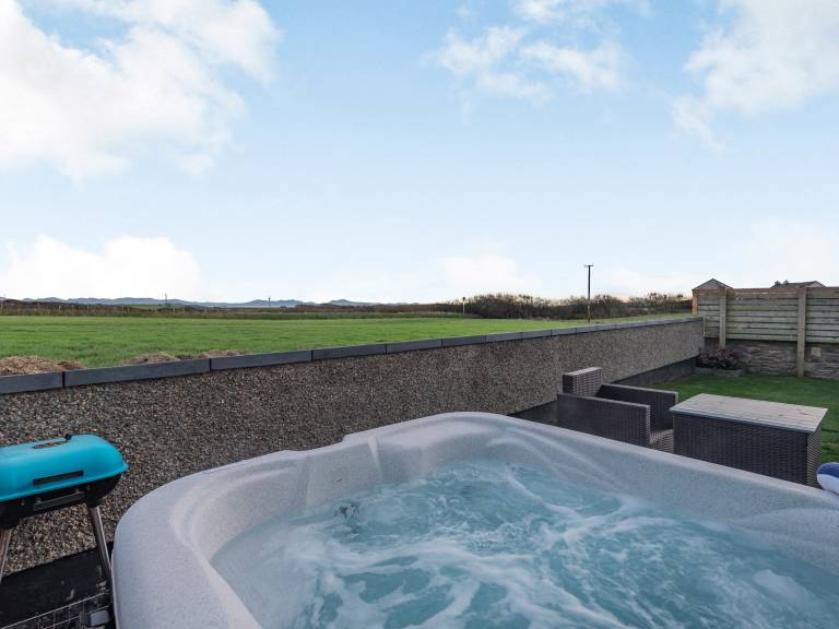 Cottage with jacuzzi & garden | River view in Holyhead