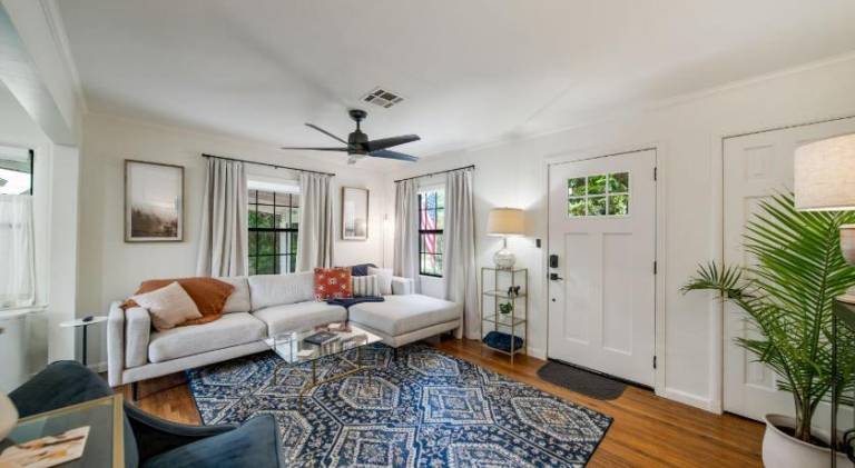 Next to Expo, 5 beds, Hot-tub, corn hole, pets! — photo 2