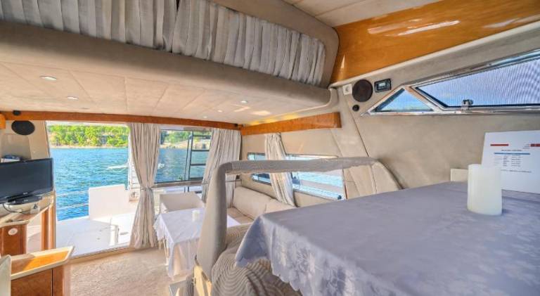 Boat with 3 rooms for 6 persons — photo 3