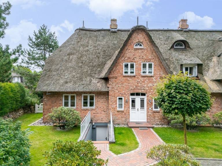 Ihr Urlaubsdomizil unter Reet - in historischen Dorfkern von St. Peter-Dorf in Schleswig