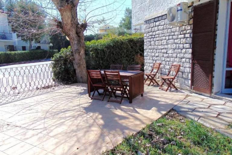 Rental apartment with yard & barbecue — photo 2