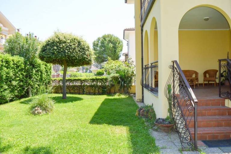 Rental apartment with terrace & garden — photo 2