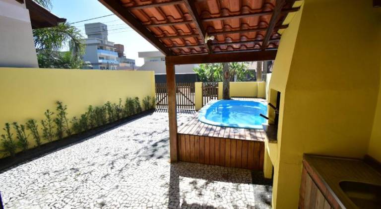 House with pool — photo 4