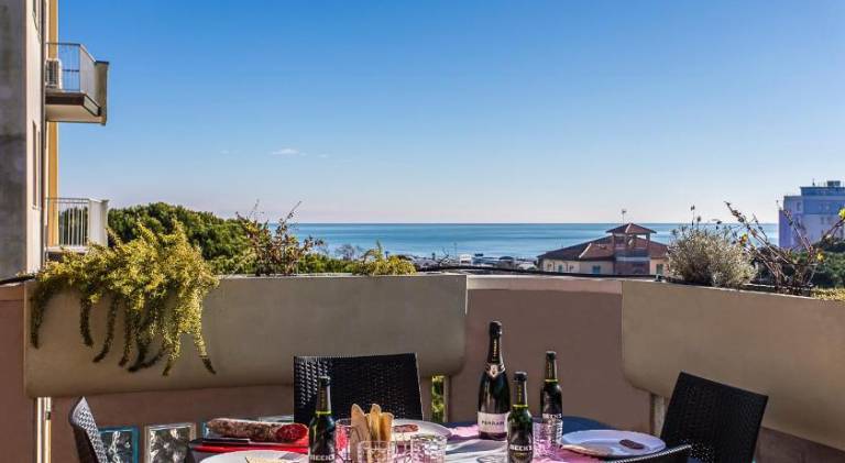 Serviced apartment with patio & yard | Close to the beach | Pet-friendly — photo 2