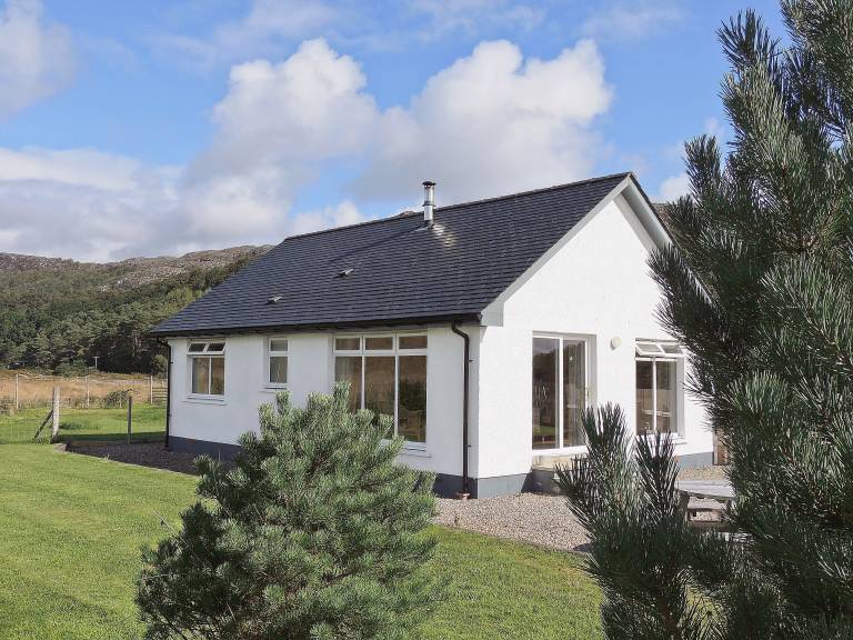 Cottage with yard in Acharacle