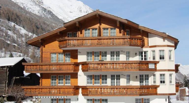 Rental apartment with terrace, sauna & yard in Saas Grund