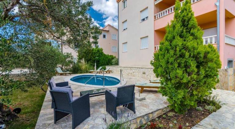 Fully equipped holiday apartment with pool, yard & grill | Next to the beach | Dogs allowed — photo 4