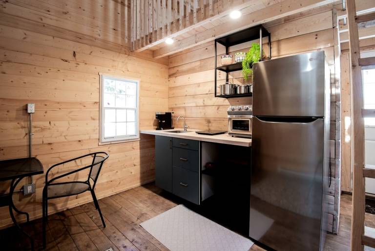 Cozy Lakefront Cabin in Kawartha Lakes, Ontario — photo 3