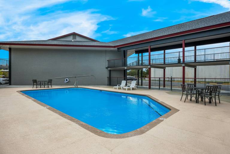 Red Roof Inn & Suites Thomasville — photo 2