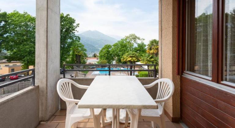 Serviced apartment with garden, terrace & pool — photo 3
