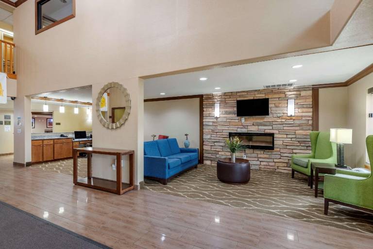 Comfort Inn & Suites Cedar Rapids North - Collins Road — photo 2