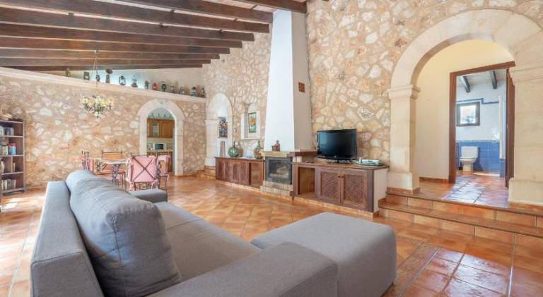 Villa with pool — photo 4