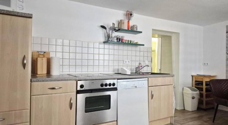 Apartment with barbecue & yard — photo 3
