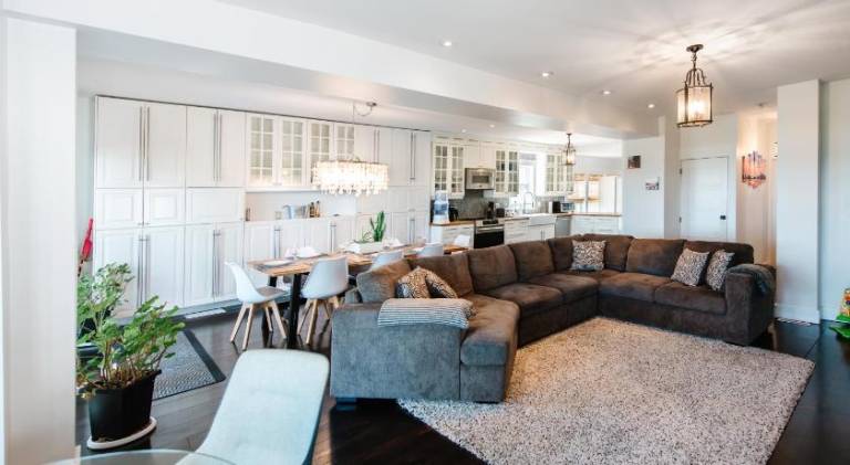 Hamilton's Beach House Stunning Lake Views! Modern Open concept HotTub, firepit, 3BR — photo 3