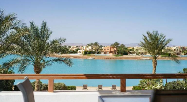Villa with pool — photo 5