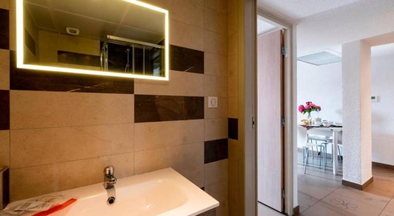 Serviced apartment with 2 rooms for 127 persons — photo 2