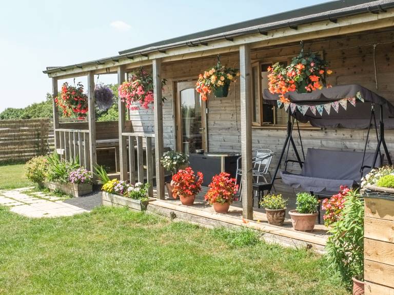 Family-friendly pleasant cottage with BBQ & yard | Pets are welcome in Okehampton