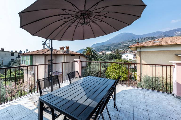Apartment 'Appartamento Ginevra' with Lake View, Private Terrace and Wi-Fi in Toscolano Maderno